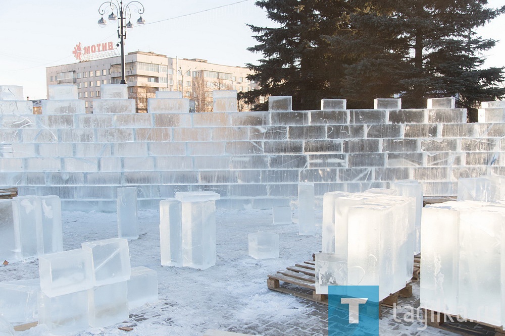 На Театральной площади идет строительство ледового городка