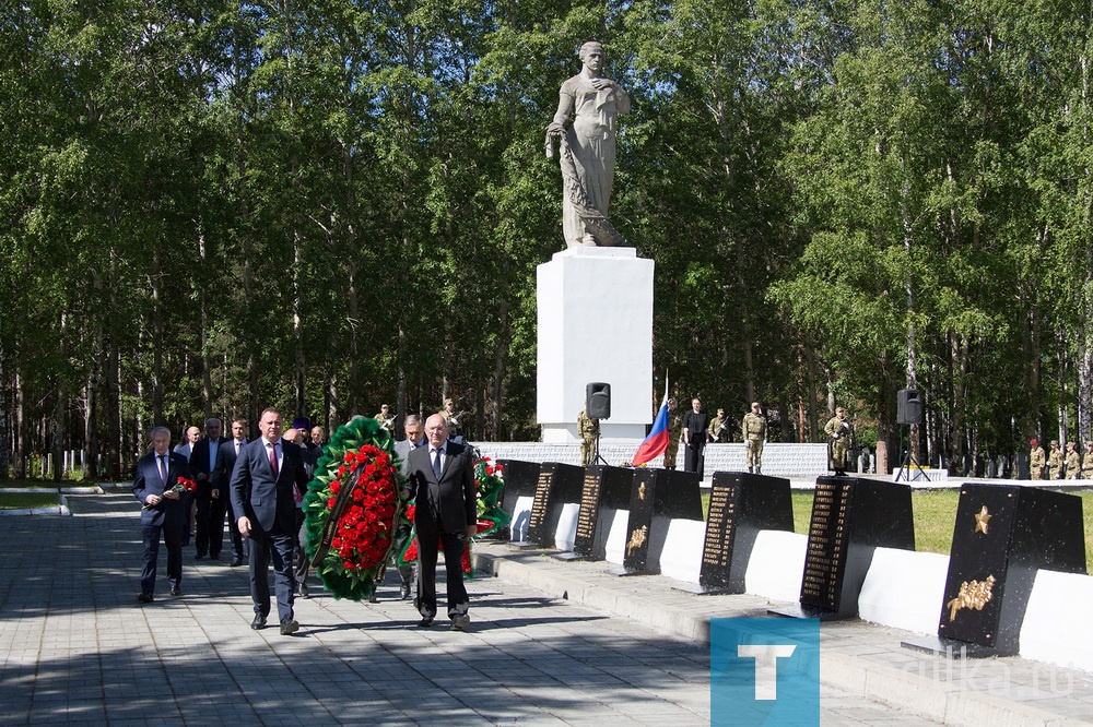 78 лет назад началась Великая Отечественная война.   1418 дней продолжался боевой и трудовой подвиг советского народа.   В День памяти и скорби на мемориале центрального кладбища Нижнего Тагила  собрались представители разных поколений: ветераны, работник