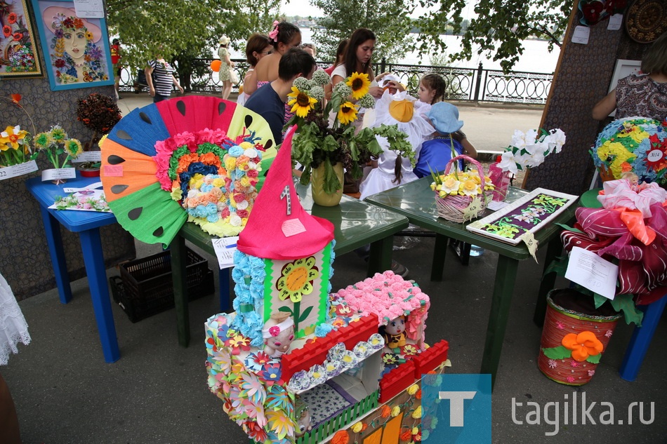 В парке культуры и отдыха организаторы «Праздника цветов» подготовили выставку детских работ. Участники цветочного конкурса «Букет нации» в ярких костюмах гуляли по дорожкам парка. На сцене шла концертная программа с песнями и танцами, а взрослые и дети демонстрировали не только свои наряды, но и знание особенностей каждого цветка, истории той страны, которая считается его родиной.
