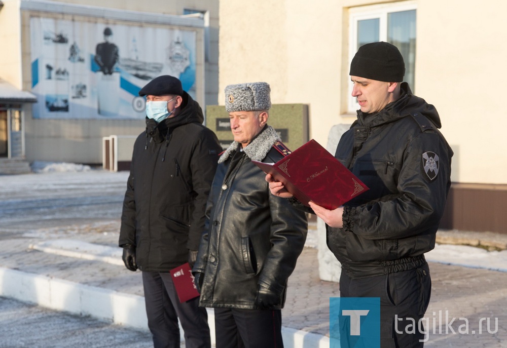 В годовщину создания в отряде прошел традиционный митинг.
- Более четверти века вы находитесь на передовой борьбы с преступ-
ностью, решаете самые сложные задачи, которые ставит перед вами государство. О вашем личном мужестве, доблести и самоотверженности свидетельствуют государственные и ведомственные награды, - обратился к бойцам отряда командир.