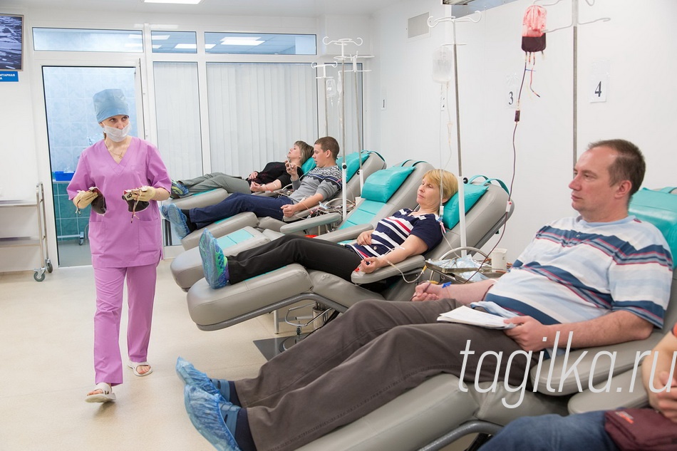 Станция переливания крови

В зале для кровосдачи не только доноры со стажем, но и молодые из числа студентов.