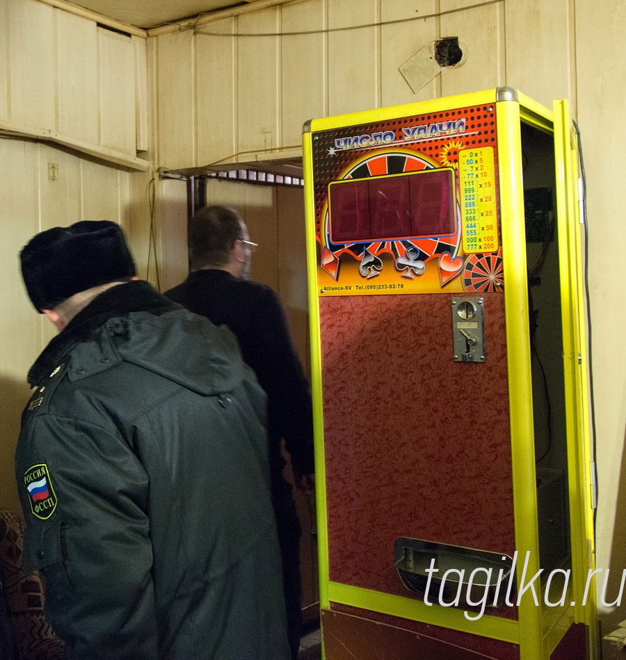 В операции принимали участие представители Администрации города, полиции, службы судебных приставов, МЧС и скорой помощи. Прибегнуть к столь внушительному составу выселяющих судебным приставам пришлось, так как, по их словам, незадолго до процедуры принудительного освобождения помещения Игорь Лысенко грозился «устроить огненное шоу».