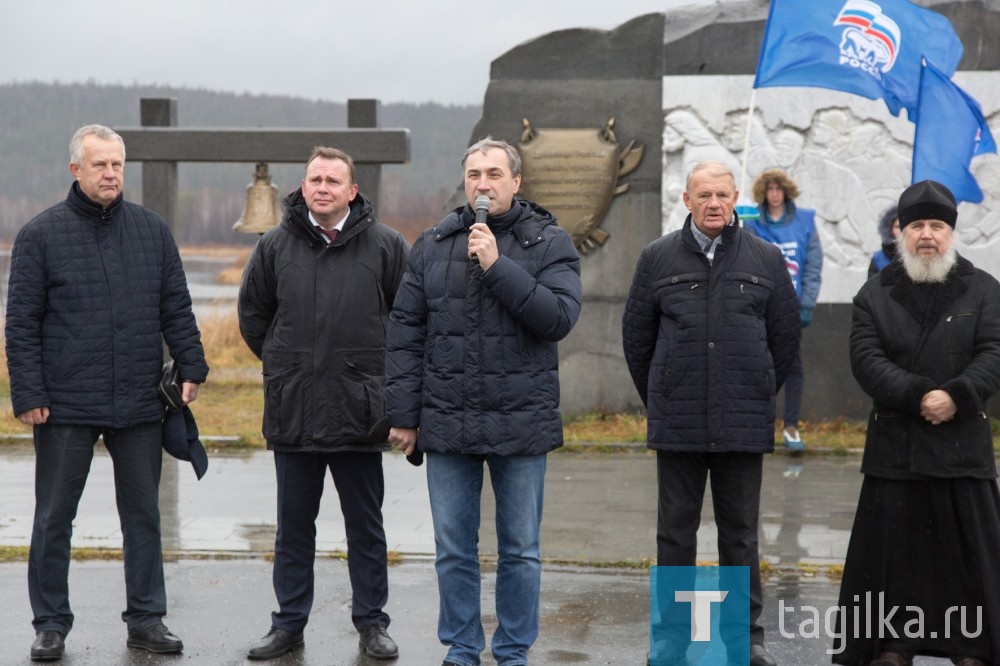 Владислав Пинаев открыл митинг в деревне Усть-Утка , посвященный Дню народного единства