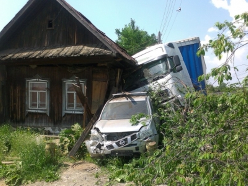 Пьяный водитель грузовика врезался в дом