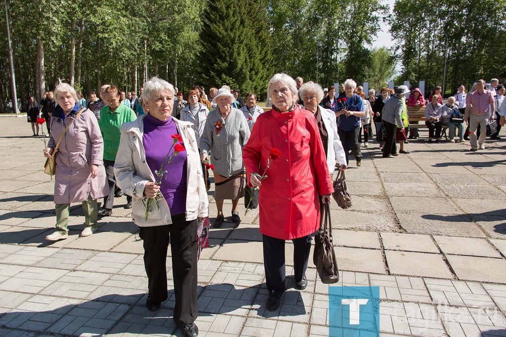 78 лет назад началась Великая Отечественная война.   1418 дней продолжался боевой и трудовой подвиг советского народа.   В День памяти и скорби на мемориале центрального кладбища Нижнего Тагила  собрались представители разных поколений: ветераны, работник