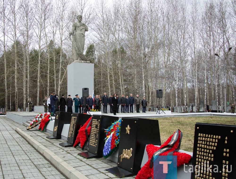 Сегодня прошел памятный митинг на мемориале «Рогожино». Глава города Сергей Носов, его заместители, ветераны и участники Великой Отечественной войны, труженики тыла, дети войны, а также представители войсковой части № 6748, учащиеся кадетской школы № 21, депутаты гордумы, руководители предприятий города почтили память погибших тагильчан и возложили цветы к подножию памятника героям Великой Отечественной войны.