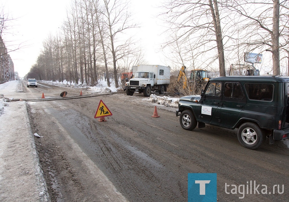 Порыв трубы большого диаметра произошел на Черноисточинском шоссе в районе оптового рынка.