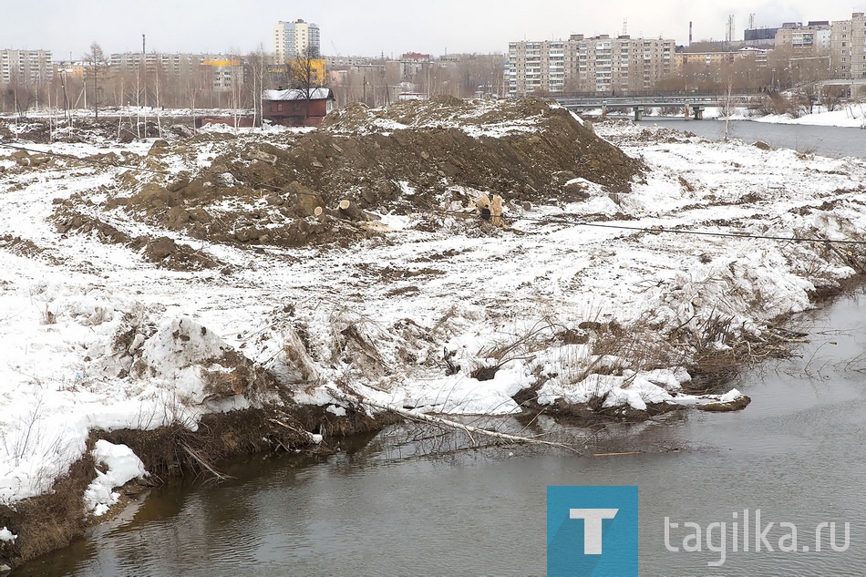 Как только позволит погода, подрядчики приступят к
перемещению грунта. Для пеших прогулок проложат широкие
дорожки, вдоль которых установят скамейки и освещение.
Новый парк должен быть готов уже в этом году.