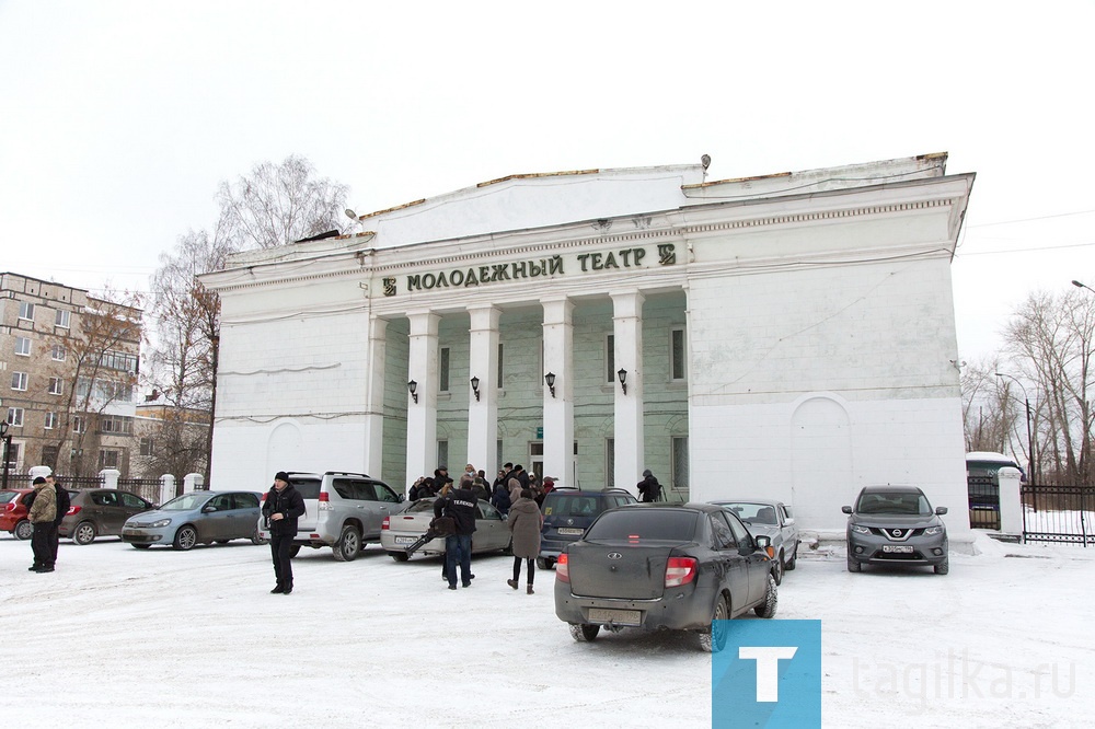 Сегодня в муниципальном Молодежном театре состоялось выездное заседание постоянной комиссии Нижнетагильской городской Думы по социальной политике. Депутаты приехали, чтобы осмотреть старое здание и оценить масштаб необходимых ремонтных работ.
