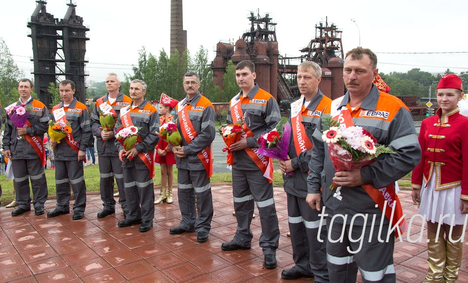 Празднования у памятника металлургам на Лисьей горе

В юбилей ЕВРАЗ НТМК, накануне Дня молодежи, у
монумента металлургам прошел митинг.