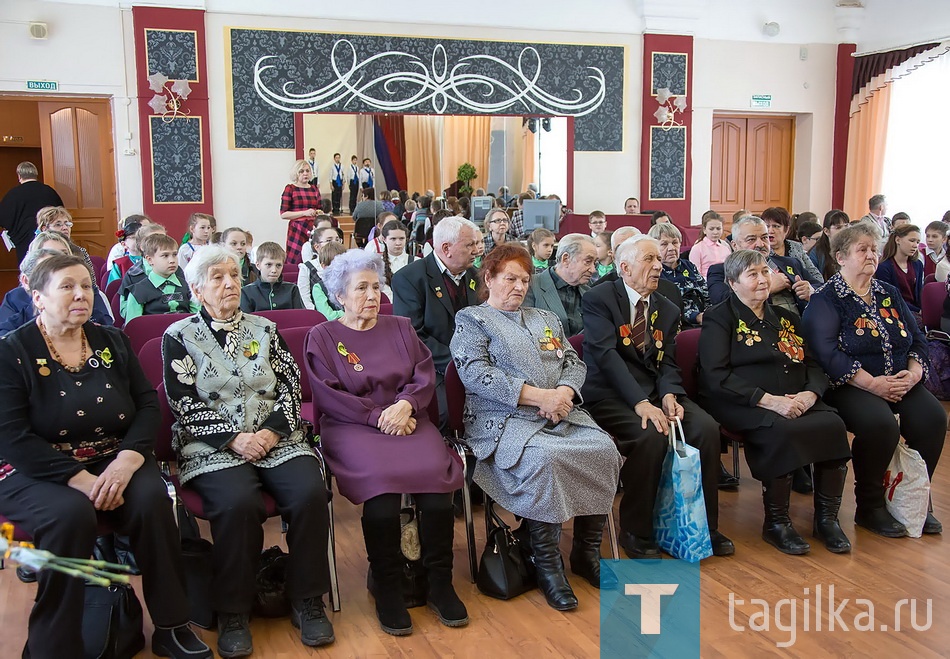 В канун Дня защитника Отечества в гимназии №18
побывали почетные гости. Для членов общественной
организации «Жители блокадного Ленинграда» школь-
ники подготовили большой праздничный концерт.