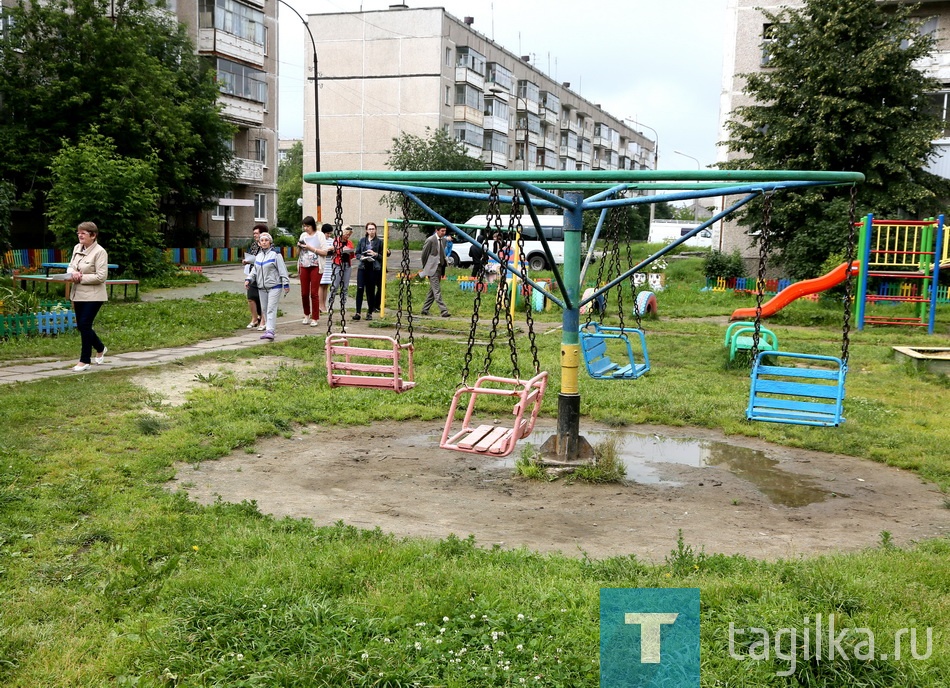 Выездная комиссия выберет лучший дом, двор, подъезд.

Городская администрация подвела итоги ежегодного конкурса «Лучший двор, дом, подъезд». 

В общей сложности УК и ТСЖ подали 107 заявок. На финальном этапе за звания «Лучший дом» и «Лучший двор» боролись шесть многоэтажек и девять придомовых территорий, в номинации «Подъезд» осталось только четыре участника. 

Первое место комиссия отдала пятому подъезду дома №13 на улице Зари – он благоустроенный, энергоэффективный, на стенах - красивые «фрески». Второе и третье места - у четвертого подъезда дома №54 на улице Зари и первого подъезда дома №45 на улице Выйской, который и раньше был на высоте.

Первым и вторым призерами в номинации «Лучший дом» в этом году стали новые претенденты - дом №51 на улице Дружинина и дом № 9 на улице Максарева

Текст Ирины Петровой.