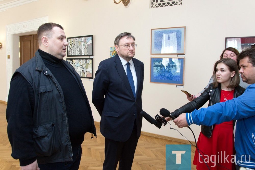 Сегодня в Нижнетагильском драматическом театре состоялась премьера спектакля «Серебряное копытце», в библиотеках города прошел квест, посвященный творчеству Павла Бажова, и в гости к тагильчанам приехал правнук известного уральского писателя Алексей Бажов. А все потому, что сегодня в Нижнем Тагиле «День Бажова», посвященный 140-летию Павла Бажова и Году Бажова, который объявлен указом губернатора Евгения Куйвашева. 