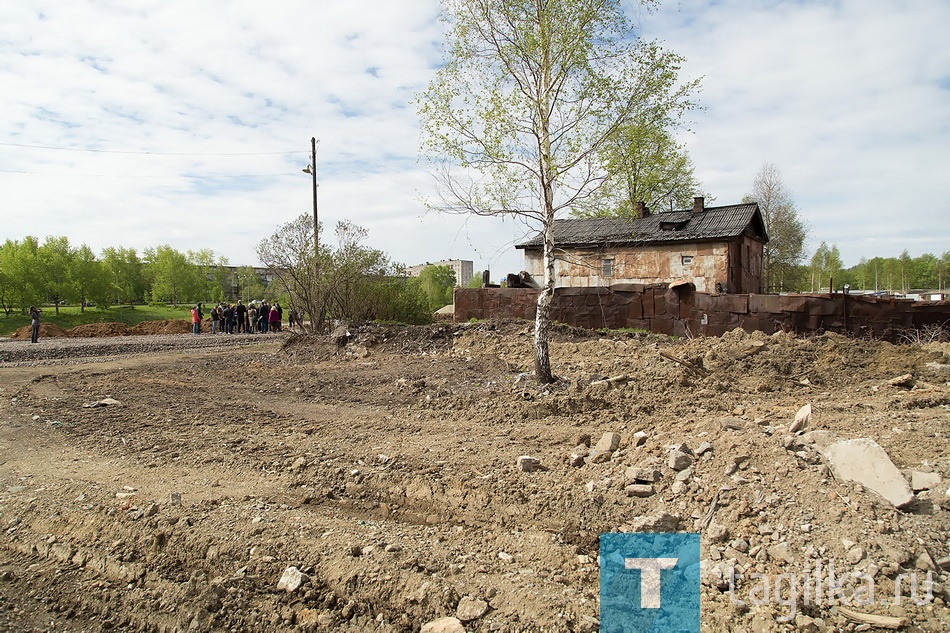 В середине июня специалисты Тагилдорстроя начнут завозить плодородную почву для газонов и займутся асфальтированием основных дорог. Напомним, они будут предназначены не только для пешеходов, но и для велосипедистов. Электрики приступят к монтажу опор освещения. 
