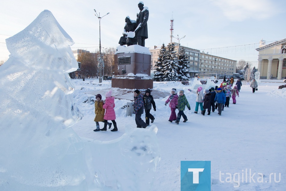 Подготовка Театральной площади к Новому 2017 году.