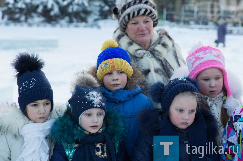 Подготовка Театральной площади к Новому 2017 году.