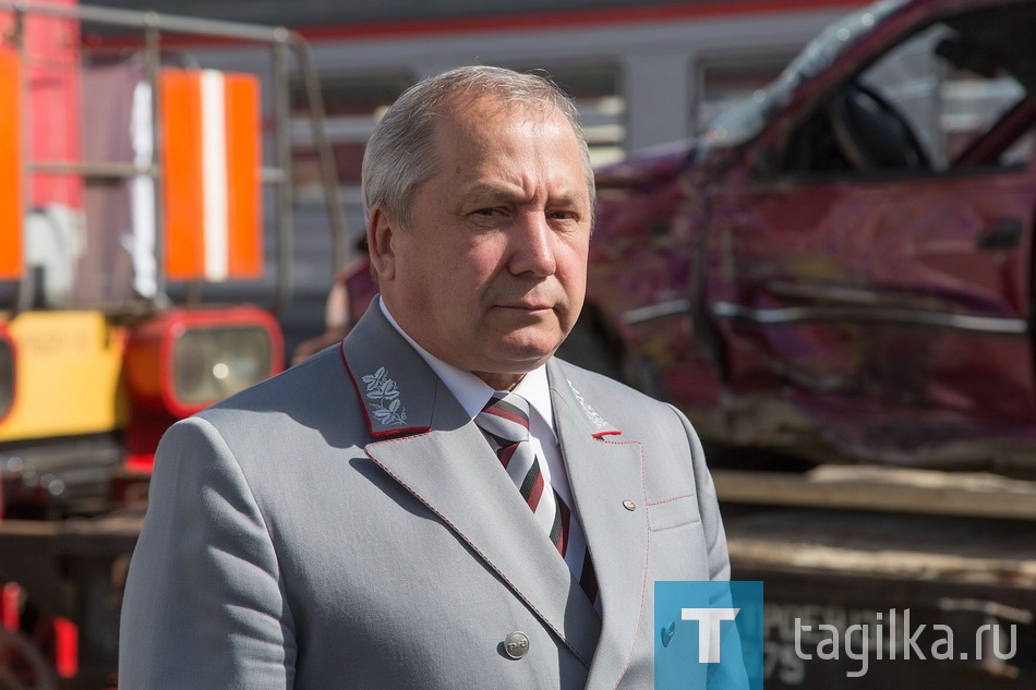 - Это международная акция, инициирован-
ная комиссией Евросоюза, - пояснил замести-
тель начальника Свердловской железной доро-
ги Геннадий Маренков. - Цель акции - донести
до водителей, автотранспортных предприятий и
организаций остроту проблемы. К сожалению,
многие водители нарушают правила проезда
железнодорожных переездов. Только в этом
году на территории Свердловской железной до-
роги произошло два смертельных ДТП.