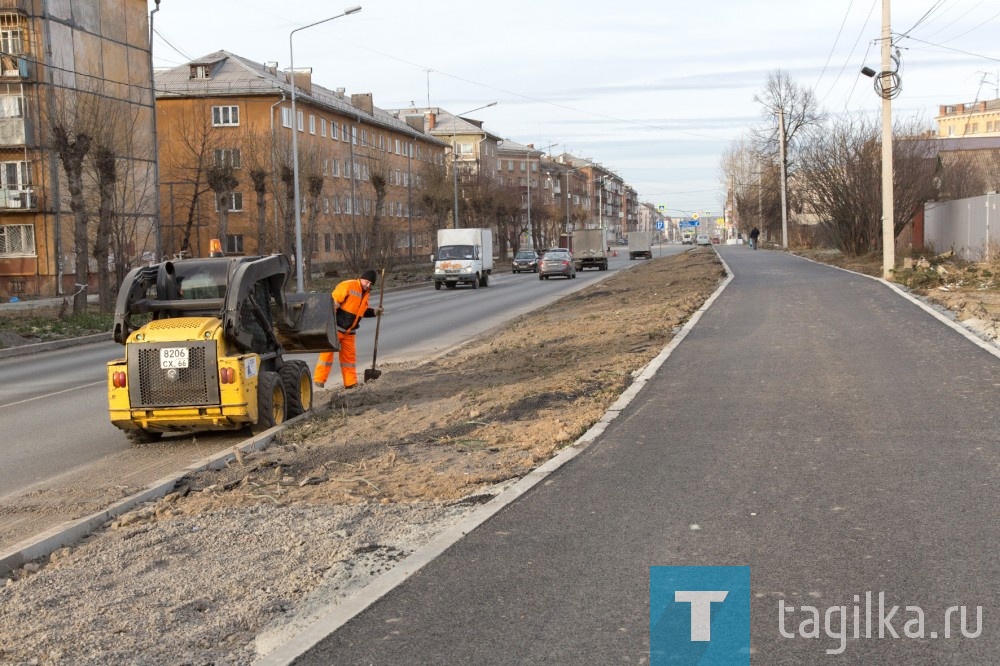 Жители уже оценили качество сделанной работы и поделились своими впечатлениями с корреспондентами «ТР».
- По дороге ходили большегрузы, поэтому ее латали постоянно, - рассказала Елена Радченко из дома №1а по Грибоедова. – Каждую весну ямы заделывали, а через два месяца они снова появлялись. Никто из старожилов не помнит, чтобы когда-то проводили капитальный ремонт. Подрядчики приступили к делу в прошлом году, до холодов сняли асфальт и проложили коммуникации. Весной начали отсыпать дорогу, она была как слоеный пирог На мой взгляд, все выполнено идеально. Конечно, летом было шумно и пыльно, не могли окна открыть: дорога рядом с домами, вся грязь летела в квартиры. Но, как говорится, перетерпели, а теперь об этом уже и не вспоминаем. Главное, дорога отличная. Сгладили поворот на улицу Победы, сделали три пешеходных перехода, выложили плиткой тротуар.