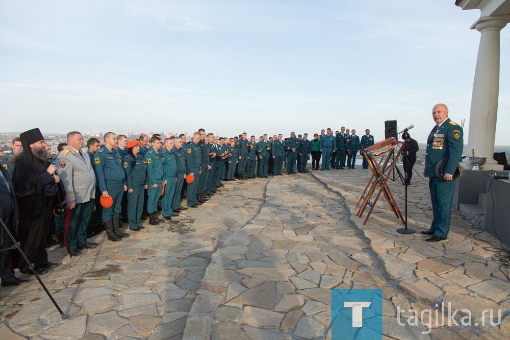 - В шестой раз мы так празднуем день иконы Божьей Матери «Неопалимая Купина». В этом году тагильские пожарные спасли более 60 человек, - рассказал начальник 9 отряда Федеральной противопожарной службы Олег Полевщиков. – Дай Бог, чтобы меньше было гибели людей на пожарах. А всё, что от нас зависит – мы сделаем.