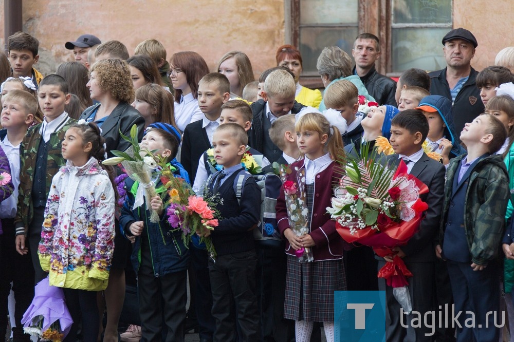 В школе № 65 прошла праздничная линейка