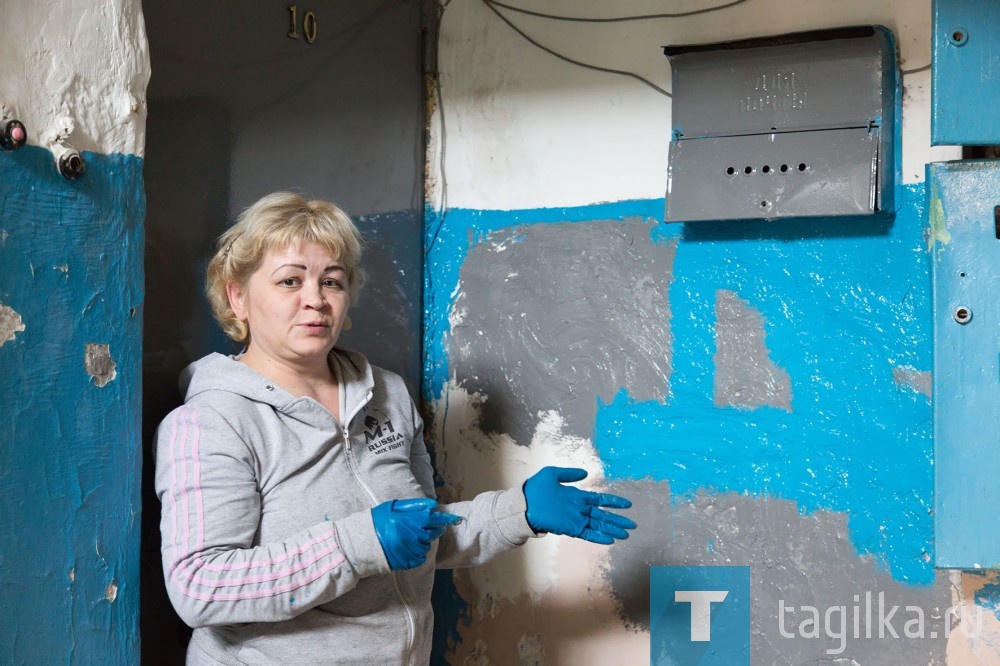 Тамару Михайловну мы застали за работой: красила стену в подъезде.

- Это безобразие уже не могу терпеть, - пояснила она. - В первом подъезде вообще кошмар, у нас по сравнению с ним еще ничего. Но главная наша проблема - отопление. Зимой холодина кошмарная, несколько обогревателей приходится включать, а проводка не выдерживает, потому что старая и не рассчитана на такую нагрузку. Электричества мотает много, платим баснословные деньги за услуги ЖКХ, а живем в ужасных условиях.

Именно поэтому в доме много должников. Жильцы принципиально не хотят оплачивать квитанции, поскольку считают, что если в квартире всю зиму 13 градусов, то есть на порядок ниже норматива, платить не за что. По словам Николая Александровича Курнаева, зимой приходят счета на семь тысяч рублей в месяц.
