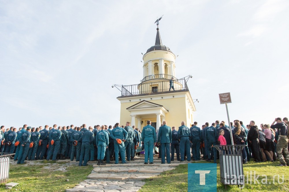 На Лисьей горе прошел благодарственный молебен в честь празднования иконы Божьей Матери «Неопалимая Купина». Этот образ является хранительницей от пожаров, стихийных бедствий и катастроф, а также защитницей не только всех верующих, но и всех пожарных, несущих нелегкую и опасную службу. Преклониться перед иконой пришло более 200 пожарных спасателей.