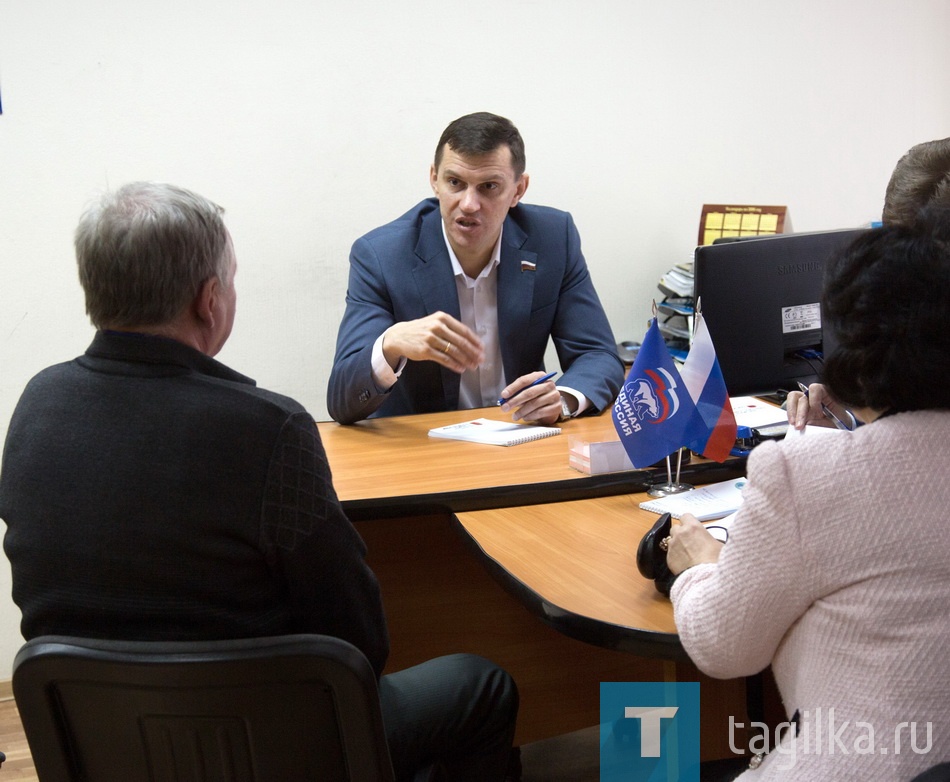 Прием граждан депутатом государственной думы Балыбердиным.

Сегодня в Нижнем Тагиле первый в своей думской практике прием граждан проводит Алексей Балыбердин – депутат Государственной Думы, избранный по нижнетагильскому округу. Подобные встречи, по словам парламентария, теперь станут регулярными.

 Это будут так называемые региональные недели, когда депутаты Госдумы работают в своих округах, - пояснил Алексей Владимирович. – Три недели мы проводим в Москве на парламентских слушаниях, а затем неделю - со своими избирателями.