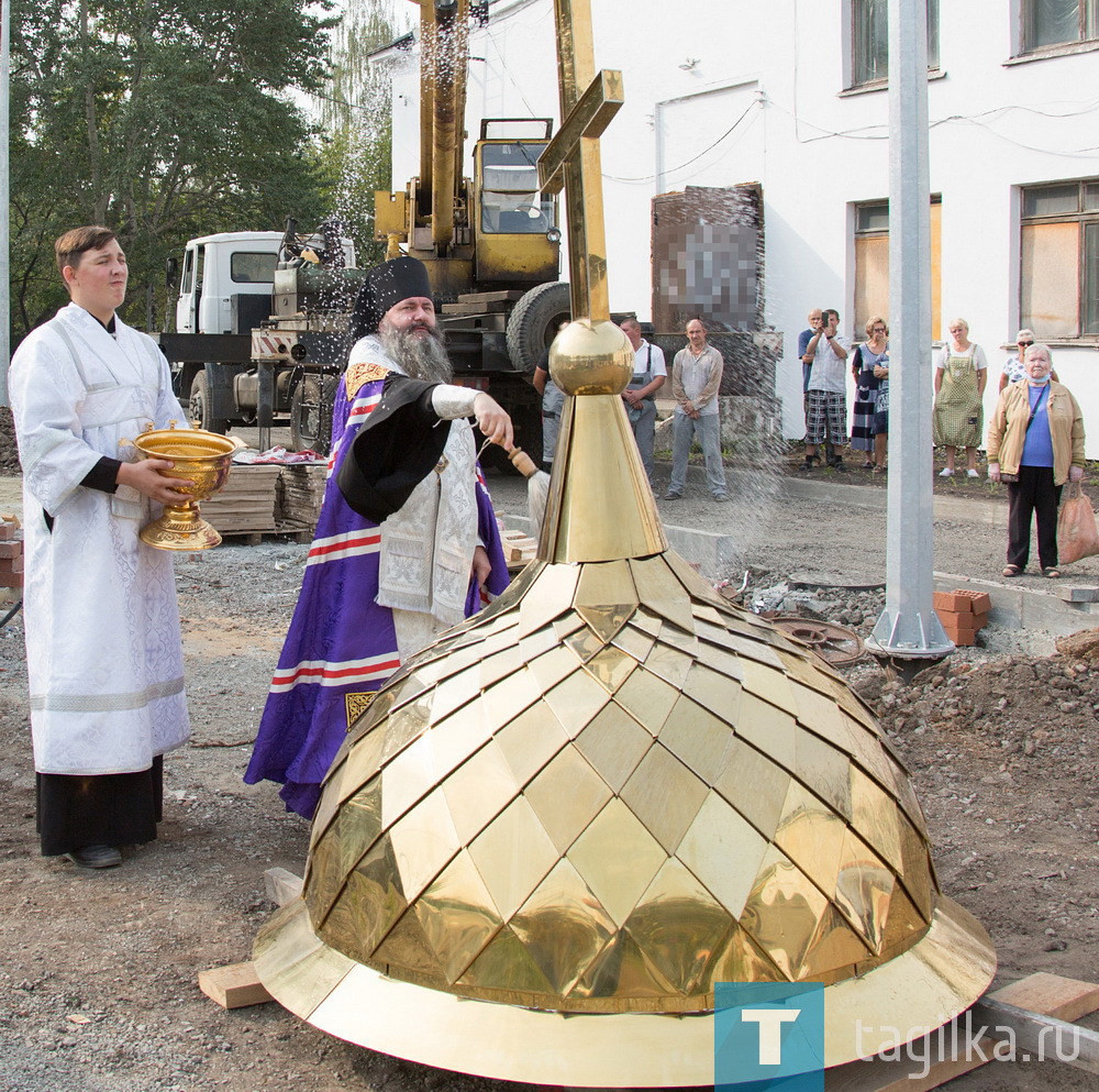 Установка купола и креста на часовню