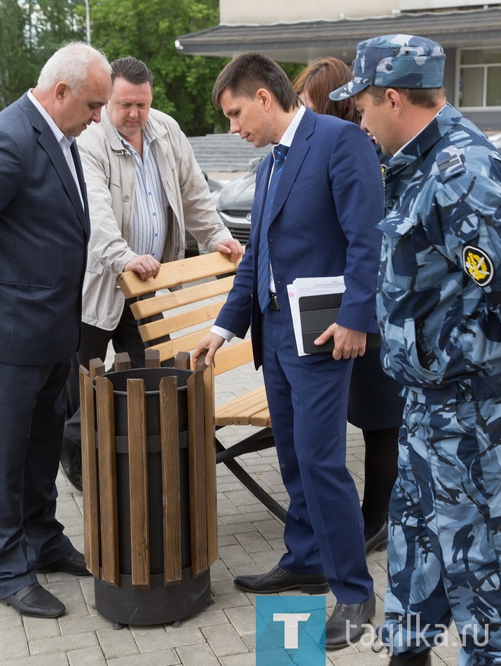 Скамейки. Урны. Вазоны...

Средства на обновление ар-
хитектурных форм, а это 2-3
млн. рублей, в бюджете город-
ского хозяйства не заложены, их
предстоит выделять дополни-
тельно. Решение о выборе од-
ного или двух производителей
примет специальная комиссия.

Ирина ПЕТРОВА.
ФОТО СЕРГЕЯ КАЗАНЦЕВА.