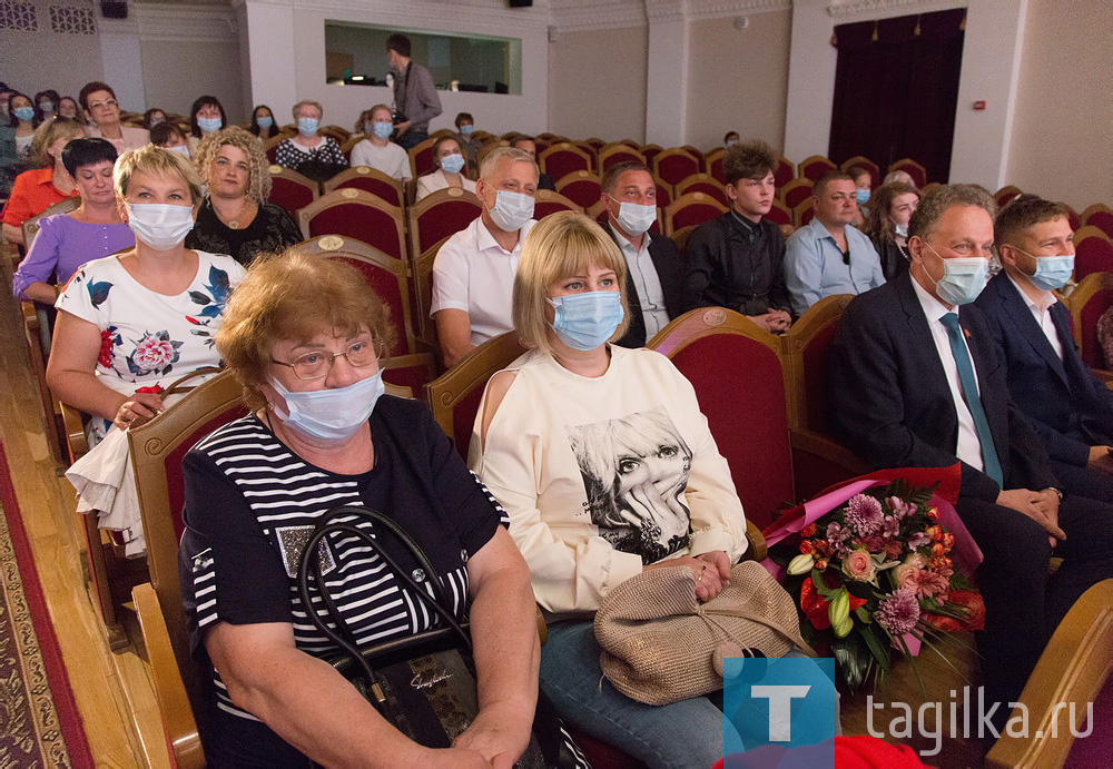 Вячеслав Горячкин поздравил сотрудников Демидовской городской больницы