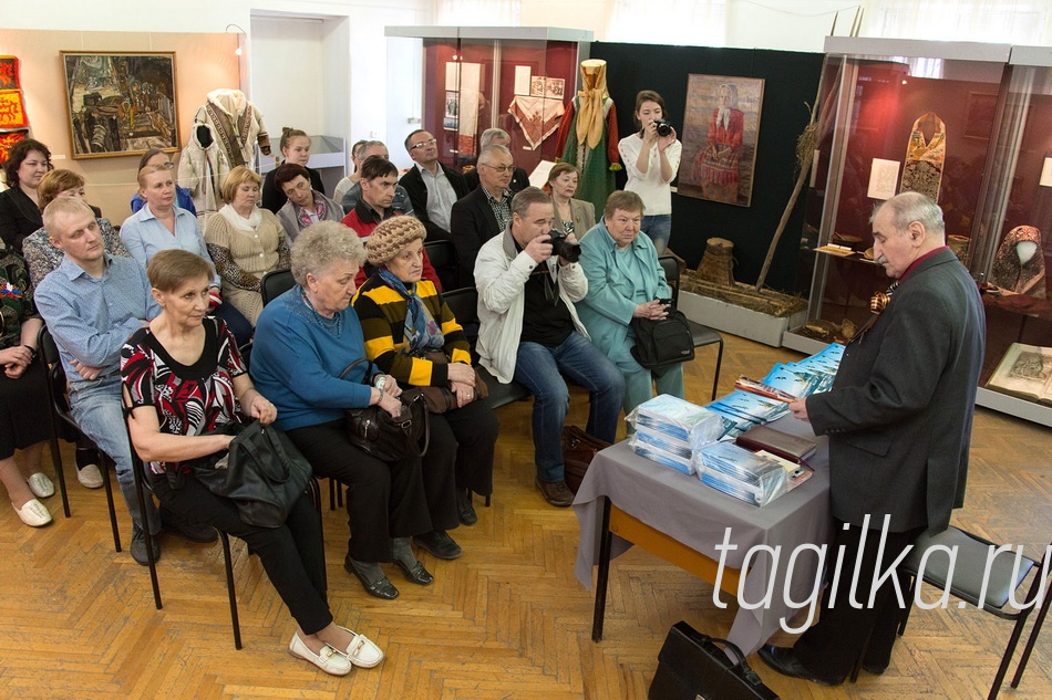"Севастопольский вальс"

Презентация издания состоялась в историко-краеведческом музее. Василий Андреевич рассуждал о том, как за прошедшие годы изменился его родной Севастополь, о политике, об отношениях России и Украины, напомнил о крымских страницах  Великой Отечественной войны и подвиге народа. Он  откровенно и эмоционально делился впечатлениями от своих поездок в город-герой, рассказывал, как местное население восприняло воссоединение Крыма  с Россией