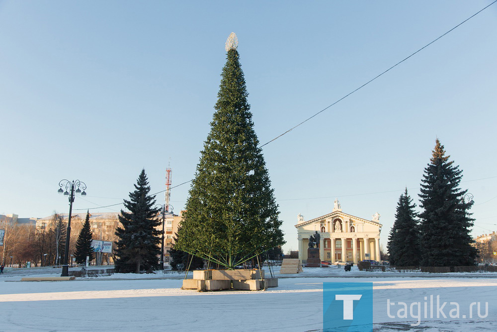 Город готовится к новогодним праздникам и на Театральной площади уже установлена главная елка, появляются каркасы сцены и будущих горок.

Декабрьские морозы помогли строителям и в ледовый городок привезли первую партию ледяных заготовок.

Всего здесь должно появиться 27 световых и ледовых композиций и скульптур.

Тема новогоднего оформления – юбилей студии «Союзмультфильм» и на площади должны появиться замок Снежной Королевы и сама холодная красавица, Каменный цветок и Серебряное копытце, Хозяйка Медной горы и Данила мастер, Золотой петушок и Шамаханская царица, Конек-горбунок и Чудо-юдо рыба-кит, Винни Пух и все, все, все…

Обязательно будут Дед Мороз со Снегурочкой и символы грядущего года по восточному и славянскому календарем.

Главным новогодним сюрпризом для тагильчан должна стать новая Баба-Яга, летающая в ступе над площадью.

Оказалось, что именно эффектный полет сказочной злодейки запомнился нескольким поколениям жителей города, и даже спустя полвека люди вспоминают о нем с ностальгией и рассказывают детям и внукам.

Как рассказал нам бригадир строителей и художник Михаил Василенко, новая Баба-Яга будет больше предшественницы и станет еще эффектнее, ведь ее прообразом стал персонаж, который создал в советских сказках Георгий Милляр.

Городок еще только строится, но его создатели уже обращаются к тагильчанам с просьбой - бережно относится к горкам и скульптурам, соблюдать правила безопасности.

Например, в прошлом году одному только быку пришлось несколько раз менять рога взамен сломанных.

А малыши постоянно крутились возле строителей, вырезающих скульптуры изо льда.

Людмила Погодина
Фото Сергея Казанцева