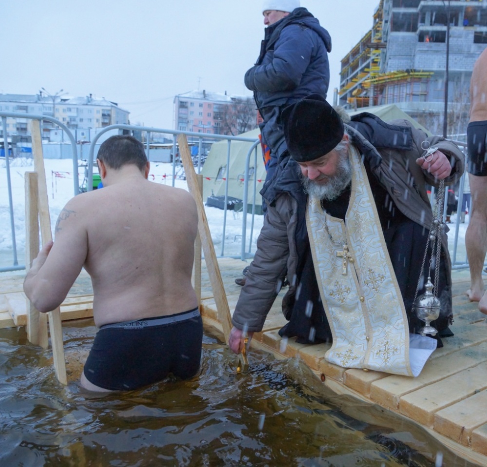 Люди лезли в купель во время ее освящения