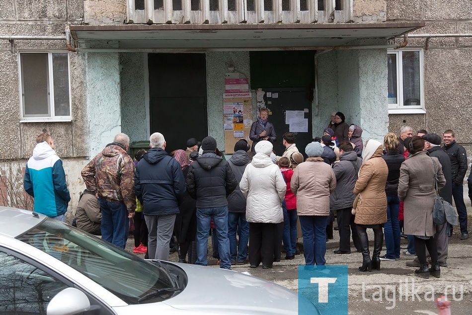 Вечером перед домом 80 на улице Красноармейской собрались активные жители, руководители и специалисты администрации города и управляющих компаний – все, кто смог собраться на встречу, не планировавшуюся заранее. 