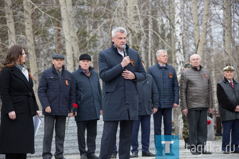 - 73 года назад в мае 1945-го года люди плакали и смеялись от счастья, что закончилась самая страшная и кровопролитная война, не будут больше гибнуть солдаты на полях сражений, а мирные жители забудут, что такое бомбежки. 9 мая – это, прежде всего, день памяти о тех утратах и той цене, которую наш народ заплатил за победу. Только наш многонациональный народ смог выгнать фашистскую нечисть со своей земли и освободить Европу от порабощения, - обратился к ветеранам, студентам, школьникам и всем, кто присутствовал на митинге Сергей Носов.
