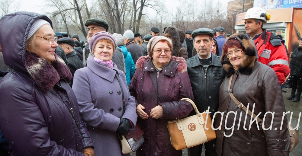 Открытие мемориальных досок на Комсомольской проходной НТМК