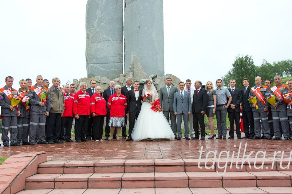 Празднования у памятника металлургам на Лисьей горе