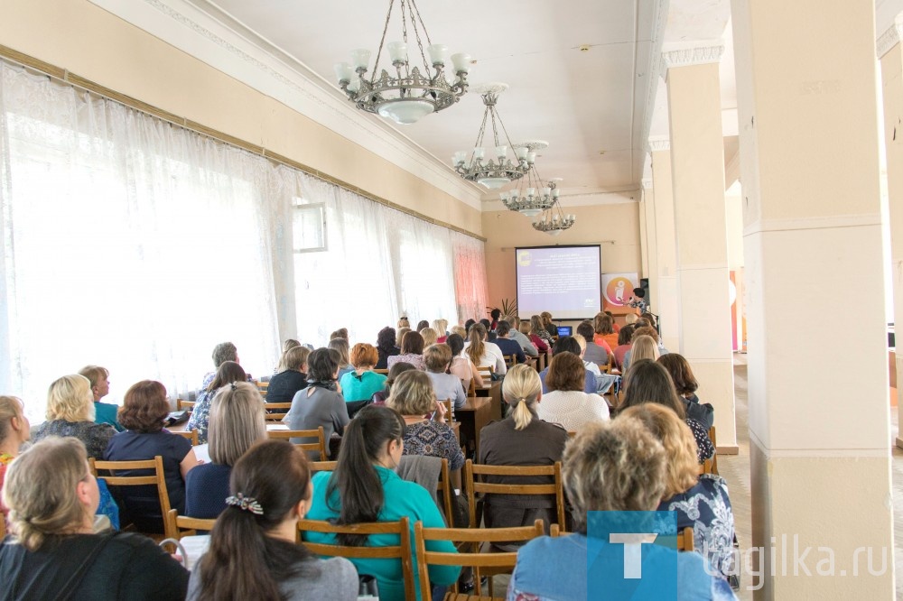 Кстати, тагильчане собираются осваивать эту профессию уже в ближайшее время, ведь на базе Центральной городской библиотеки открывается Центр адаптивной культуры. Клуб любителей книги стал победителем конкурса грантов Президента РФ и получил более миллиона рублей на реализацию данного проекта. Центр будет предоставлять бесплатные услуги для абилитации людей с ограниченными возможностями здоровья средствами культуры и искусства, появится студия звукозаписи, где начнется подготовка радиопрограмм о культуре, аудиоверсий литературных произведений. 

Людмила Погодина
Фото Сергея Казанцева. 
