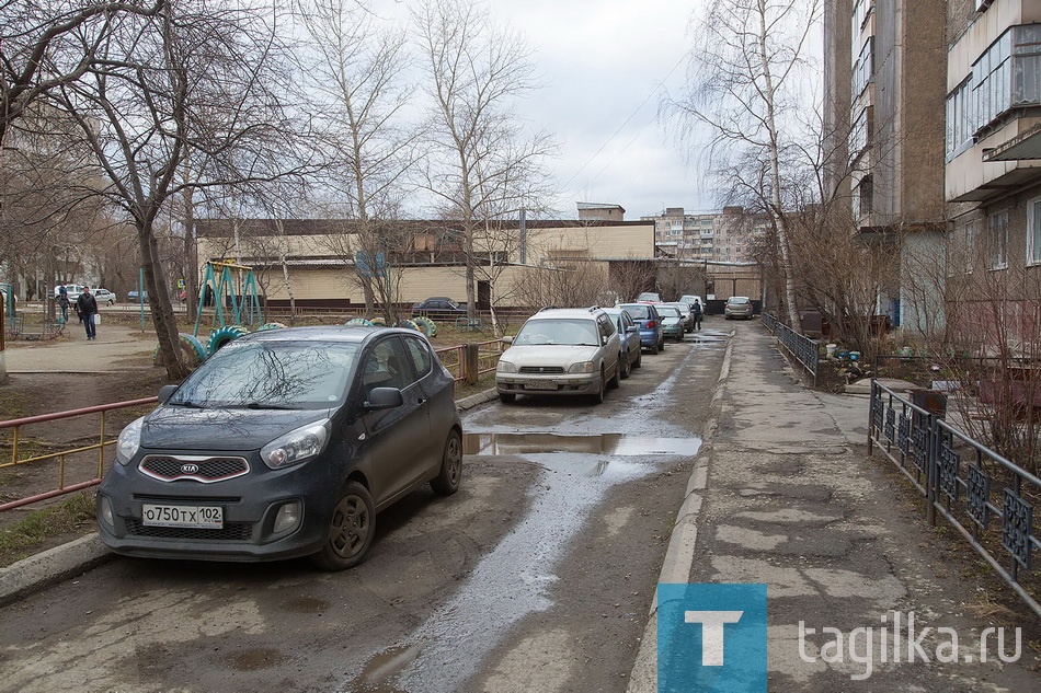 Лидеры народного фронта обсудили проблемы благоустройства и ЖКХ. Ул. Красноармейская 80.