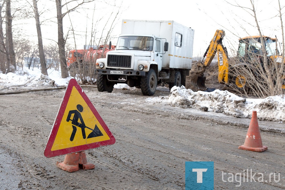 Заместитель директора по производству ООО «Водоканал-НТ» Евгений Захаров пояснил: «Порыв на водоводе диаметром 900 мм произошел в 7 часов утра у дома по адресу: Черноисточинское шоссе, 1, между Черноисточинским шоссе и его дублером в зеленой зоне. На место аварии немедленно выехали специалисты предприятия».
