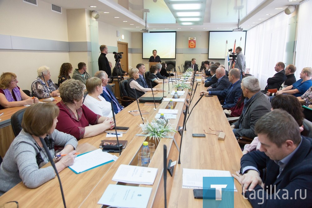 Общественники и народные избранники сели за один стол переговоров, сказали друг другу немало теплых слов и выяснили, что у них много общего: и те и другие решают вопросы, напрямую затрагивающие повседневную жизнь горожан.