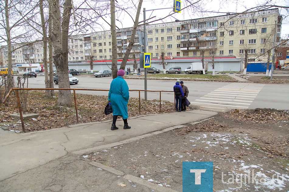 Спуск к пешеходному переходу. Ул. Зари, 107