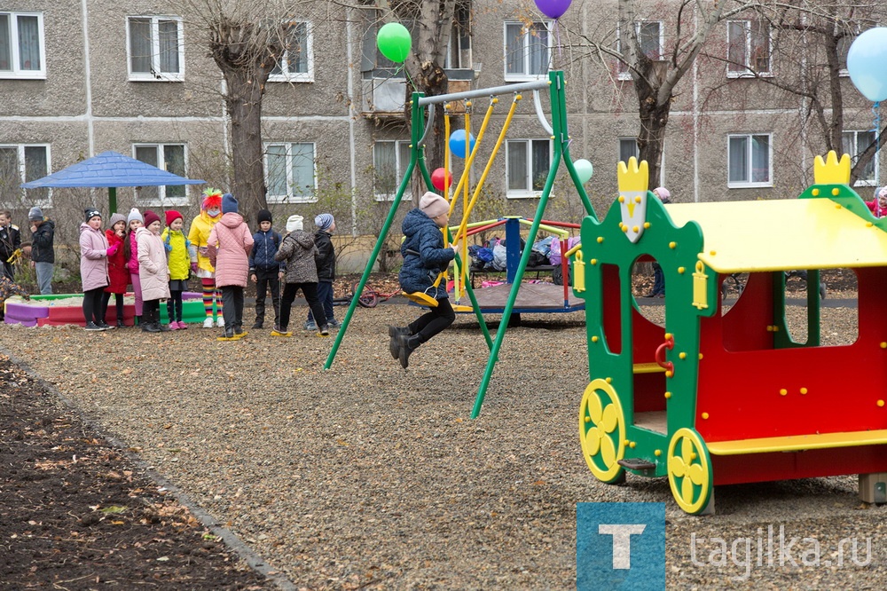 Праздник во дворе на улицах Ермака и Лебяжинской