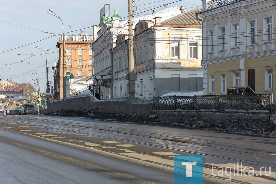 Все это время маршрутные такси и автобусы будут делать крюк: сворачивать с Ленина на Огаркова, далее – на Карла Маркса и Первомайскую. От остановки «Современник» транспорт продолжит движение по привычному маршруту.
