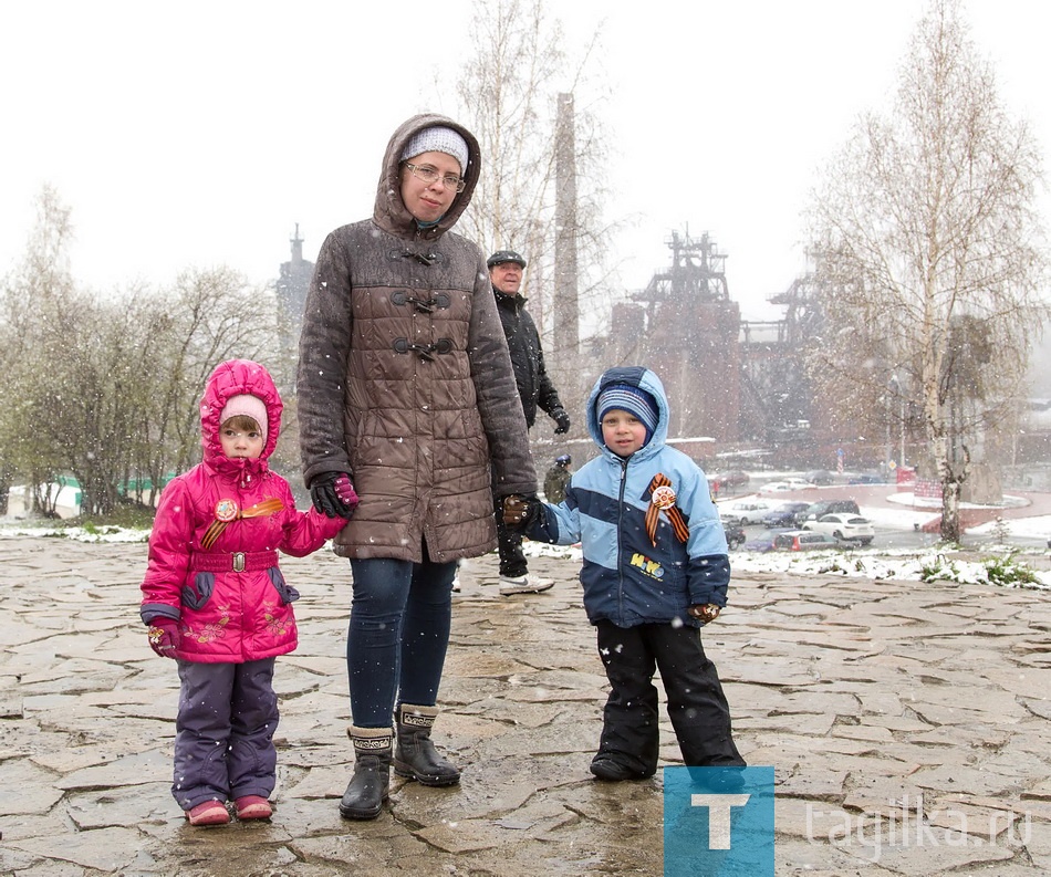 Люди пришли семьями. Супруги Киселевы с трехлетними двойняшками Никитой и Настей специально поднялись на Лисью гору, чтобы показать детям, как празднуют День Победы.