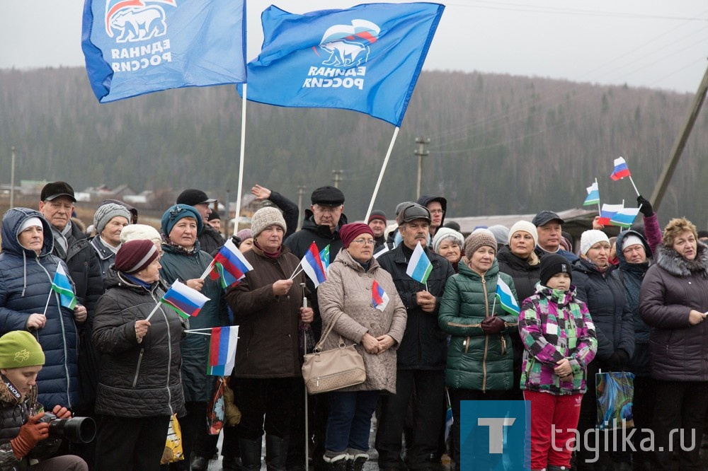 Владислав Пинаев открыл митинг в деревне Усть-Утка , посвященный Дню народного единства