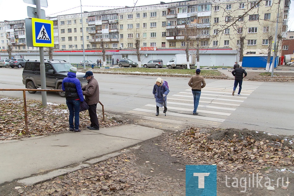 Спуск к пешеходному переходу. Ул. Зари, 107