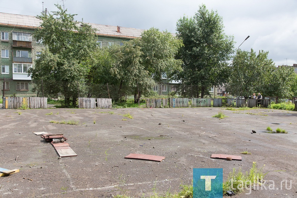 Во дворе ватага пацанов лет 9-12-ти взяла нас в окружение. 
- Тетя Валя, это корреспонденты приехали? Про нас напишут? Давайте покажем, где мы тренироваться хотим! 
Нас сразу же повели в соседний двор, за пятиэтажку на Мартеновской,20,  к заброшенному, заросшему древесным сорняком корту. 
  - Это земля  муниципальная. Почему бы не включить ее в программу по благоустройству общественных территорий? – предложила  Валентина Рудакова. - Сейчас УК почистила, все-таки школа рядом. А вообще здесь гадюшник – и мусор, и трупы животных в зарослях. Ребят в микрорайоне подросло очень много:  после двух часов в квартале гул стоит! На нашей площадке мальчишкам  не развернуться, ведь им хочется гонять на самокатах, прыгать на великах – вот и наскакивают на бордюры и обратно. Которым лет по 13-14, и вовсе изнывают. Такие хитрецы, в глаза глядят: «Тетя Валя, мы же не курим, не пьем, хотим спортом заниматься». Как я могу их подвести?  
По словам мальчишек, им не нужно что-то крутое и масштабное – пусть будет свободный от построек трек с небольшими препятствиями, где можно потренироваться, не мешая бабушкам и малышам.
Мы рассказали об этой идее главе администрации района Денису Парамонову - обещал подумать.

Ирина Петрова
Фото Сергея Казанцева