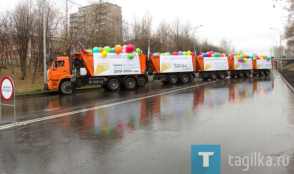 Все 24 участка, которые ремонтировали в рамках национального проекта «БКАД-2020» введены в эксплуатацию.

Движение на улице Серова сегодня торжественно открыли глава города Владислав Пинаев и министр транспорта и дорожного хозяйства Свердловской области Василий Старков.