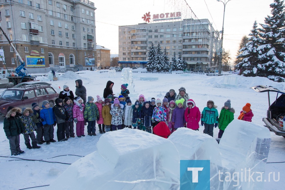 Подготовка Театральной площади к Новому 2017 году.